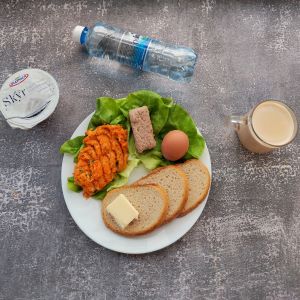 Dieta podstawowa  Jogurt typu islandzkiego naturalny Skyr Chleb mieszany pszenno-żytni Masło extra Pasztet wołowo-drobiowy Jajko gotowane Pasta warzywna Sałata zielona Kawa zbożowa z mlekiem Woda mineralna